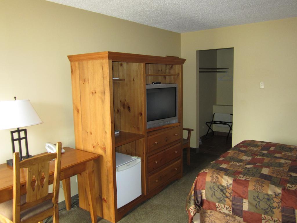 The Pine Inn Chetwynd Cameră foto